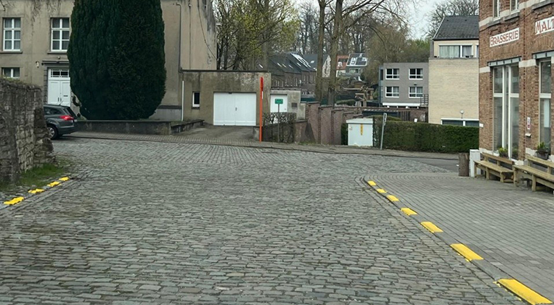 Verboden te parkeren langs een gele stippellijn die op de rand van de weg is geschilderd